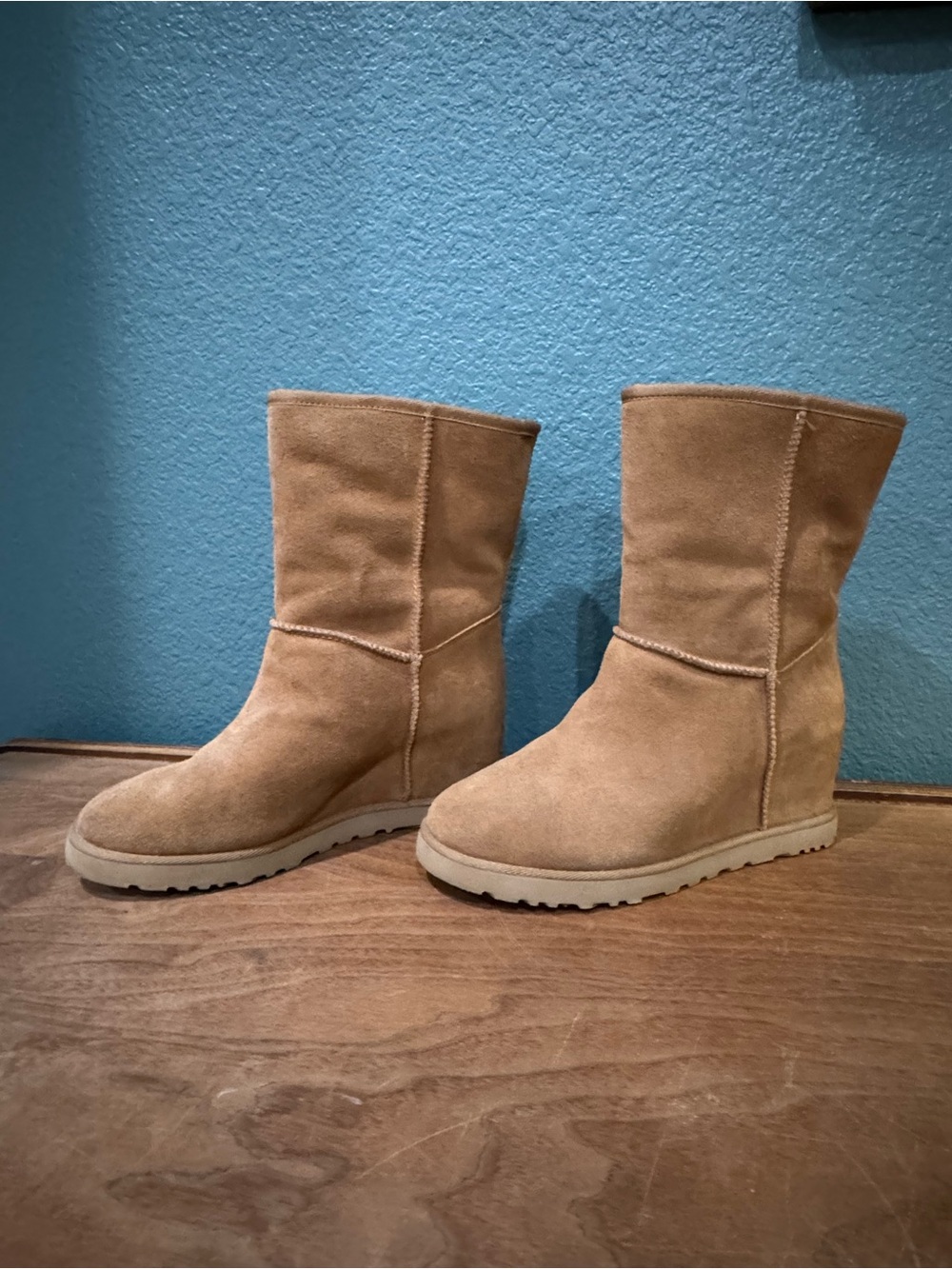 UGG Women's Classic Short Suede wedge Boots in Chestnut size 8